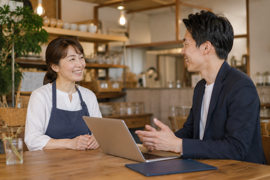 地域企業とWeb担当者が相談している様子
